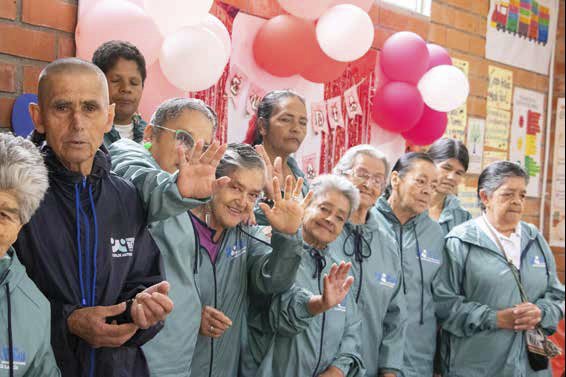Adultos mayores celebrando en el comedor de Betania