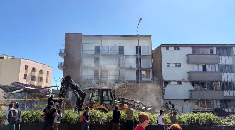 Vecinos observan las labores de remoción de escombros en Manizales